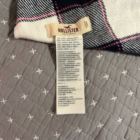 (Bundle 2 for $20) Hollister Plaid Scarf with Pink Accents - Picture 4 of 4